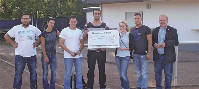 Emre Sarsilmaz (Türkgücü), Ines Lindemann-Günther (Geschäftsführerin Stadtjugendring), Mark Lubkoll (Vorstand Stadtjugendring), Serkan Begen (Co-Trainer bei Türkgücü), Kim Annabell-Laux (stellvertretende Vorsitzende vom Stadtjugendring), Ferhat Yalcinkaya (Türkgücü) und Ferhat Cato (Vorsitzender vom Stadtjugendring) bei der Spendenübergabe. privat