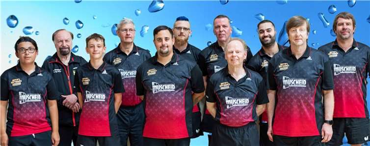 Emre Yilmazer, Dr.Ingo Stierle (Ehrenvorsitzender), Romeo Schwarzkopf, Werner Radermacher, Mac Munk, Andreas Unger, Lars Wilken (Neuzugang), Friedhelm Paus, Abdullah Gülüm, Janos Illi (Spitzenspieler) und Aaron Steinberg (Kapitän).  Foto: Reiner Falk