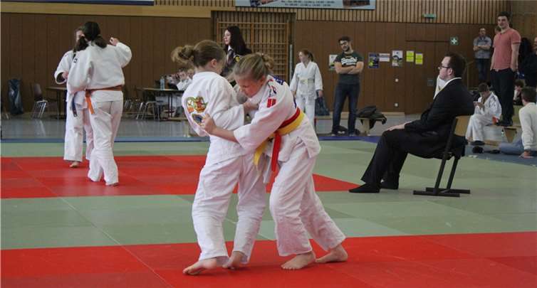 Emy Schuhmacher (r.) in ihrem ersten Kampf.