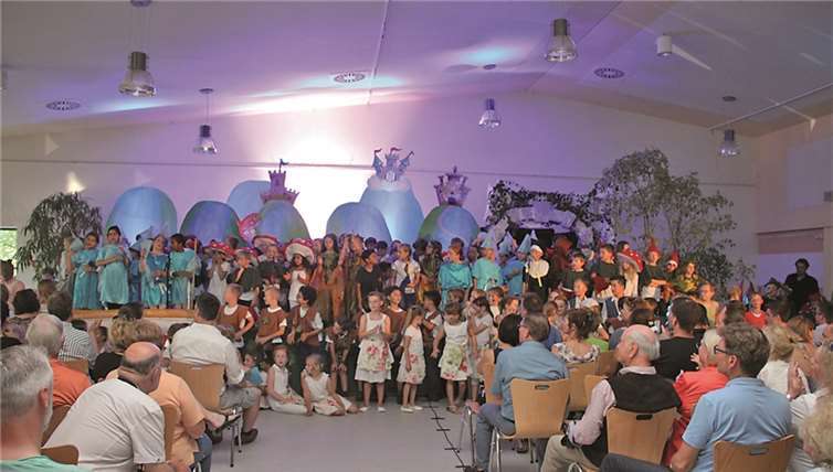 Endauftritt aller Akteure auf der Bühne der Hans-Dahmen-Halle.