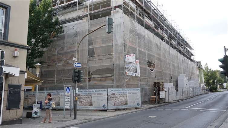 Ende 2019 kehrt im ehemaligen C&A wieder Leben ein:47 Wohnungen mit Parkdeck und ein Nahversorger sind im Bau. Fotos: FF