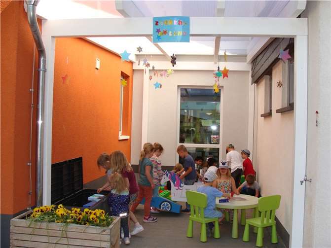 Ende Februar erstellte die Firma Holzbau Weber in der Kita „Arche Noah“ im Außenbereich eine Überdachung zwischen Alt- und Neubau. Foto: privat