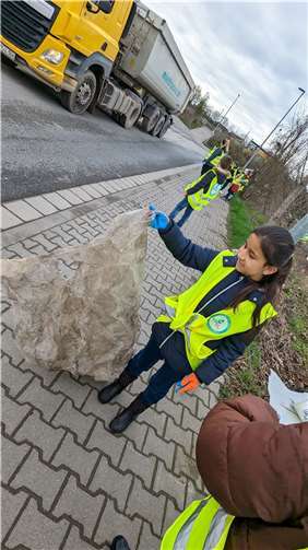 Ende März fanden wie bereits vor einem Jahr in Kooperation mit WaterLove/Frau Karij an der Grundschule St. Peter zwei Müllaktionstage statt. Foto: privat