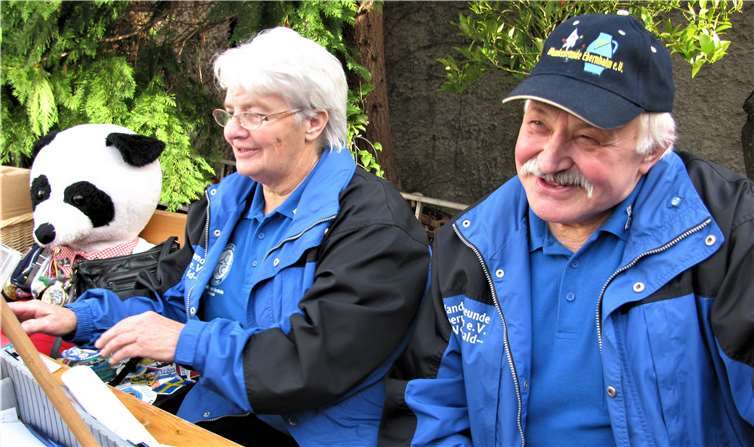 Ende Oktober konnten die Wanderfreunde Ebernhahn ihr 40-jähriges Gründungsjubiläum feiern. Und in all den vierzig Jahren war Ernst-Walter Diel (re.) ununterbrochen der erste Vorsitzende dieses bekannten Volkswandervereins. Unterstützt wurde er bei seiner Arbeit von seiner Ehefrau Marlies (mi.) und nicht zu vergessen von dem Vereinsmaskottchen Pandabär Wuschel (li.).