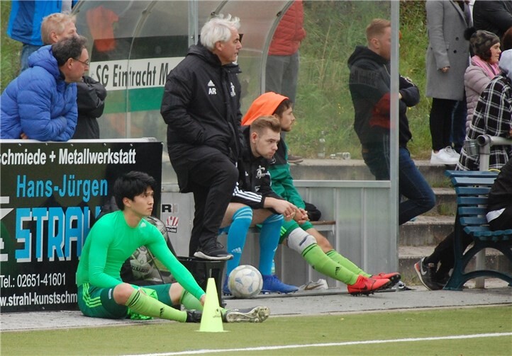 Ende der Dienstzeit: Nach 74 Minuten war auch für den Japaner Takahiro Hidaka (links am Boden) aus Verletzungsgründen Schluss.