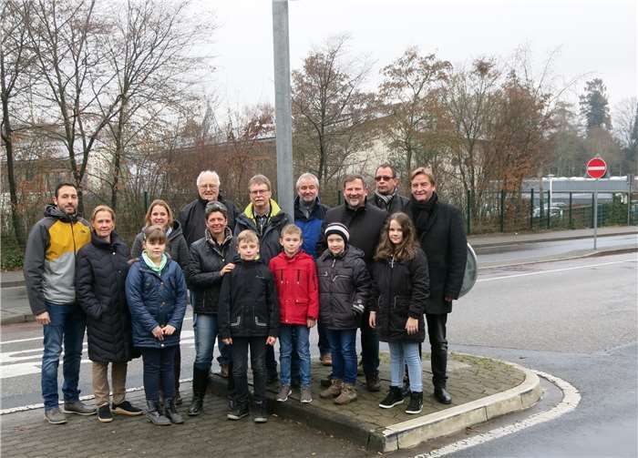 Ende des vergangenen Jahres trafen sich die Mitglieder der FWG Andernach vor Ort mit Lehrern und Schülern der Grundschule Hasenfänger, um die geeignete Stelle für einen Fußgängerüberweg zu ermitteln. Auf Antrag der FWG wird nun genau hier der lang ersehnte „Zebrastreifen“ angebracht. Foto: Christian Greiner