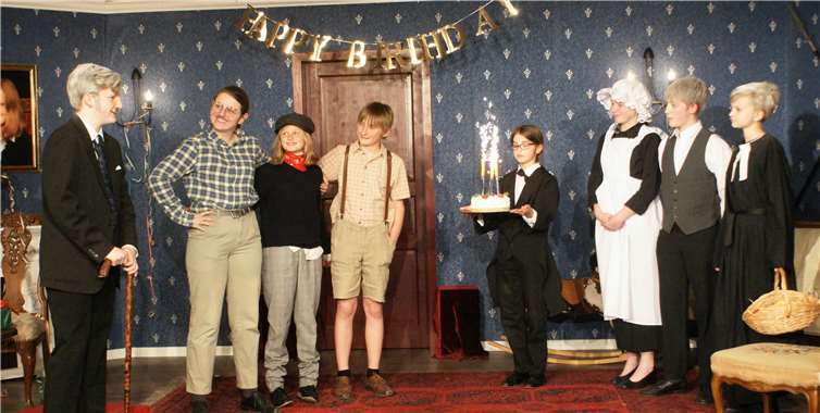 Ende gut, alles gut, die Geschichte endet glücklich. v.l.:Matthias Pauly (Graf Dorincourt), Jacklyn Wagner(Mr. Hobbs), Pauline Janßen (Cedric), Alexander Schrade (Dick Tipton), Paula Franken (Mortimer), Noa Jakobi (Dawson), Mr. Havisham (Jonas Massner), Pfarrer Mordaunt (Sebastian Gummert). Fotos: Rheingymnasium