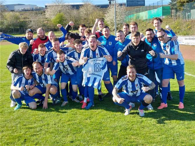 „Ende gut, alles gut“, ein alter Spruch, der auf das Finale des Sonntagsspiels beim TV Kruft vollends passt. Entsprechend jubelte das zuletzt sechs Spiele in Folge sieglose Team des SV Ochtendung. Foto: Lothar Kalter