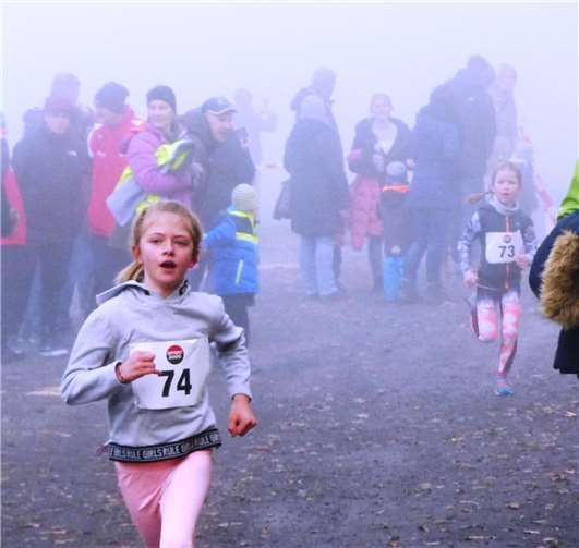 Endkampf um die Plätze im 1100 m-Lauf mit Lara Dernst(74) und Emma Theiß (72). Foto: TV Cochem