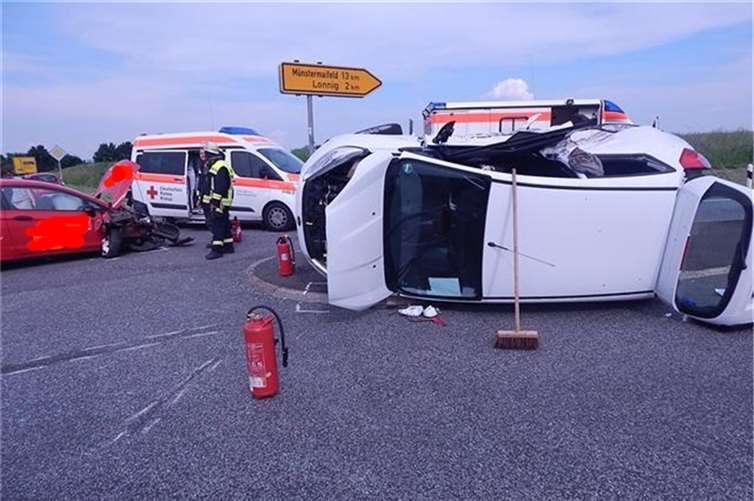 Endlage der Fahrzeuge nach dem Zusammenstoß auf der L112. Fotos: Polizei