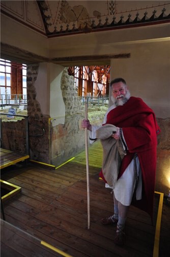 Endlich besucht der Nikolaus die Römervilla wieder. Foto: W. Mertens – Römervilla