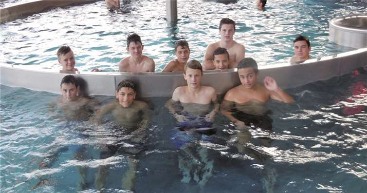 Endlich chillen: In der Deichwelle in Neuwied bereiten sich die Jungs aus Vallendar mental aufs Training vor.