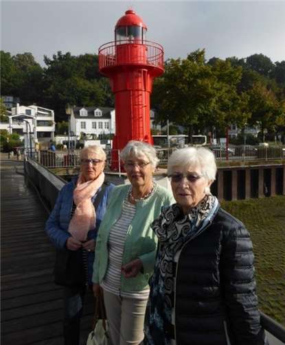 Endlich die Sonne strahlte, wie dieReiseteilnehmer und der Leuchtturm im Hafen von Övelgönne.
