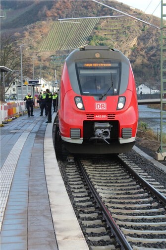 Endlich fährt die Bahn wieder bis nach Ahrbrück.  Foto: WITE
