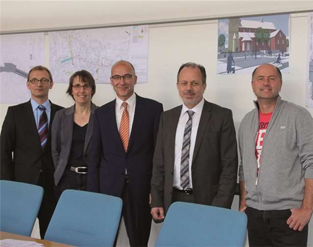 Endlich geht es los: Bürgermeister und Stadtverwaltung stellen den 1. Bauabschnitt zum Umbau der Hauptstraße vor (v. l.): Wirtschaftsförderer Dirk Schwindenhammer, Waltraud Leersch, Fachbereichsleiterin Stadtplanung, Bürgermeister Bert Spilles, der Technische Beigeordnete Heinz-Peter Witt und der zentrale Ansprechpartner für die Gesamtbaumaßnahme, Peter Daube. STEIN