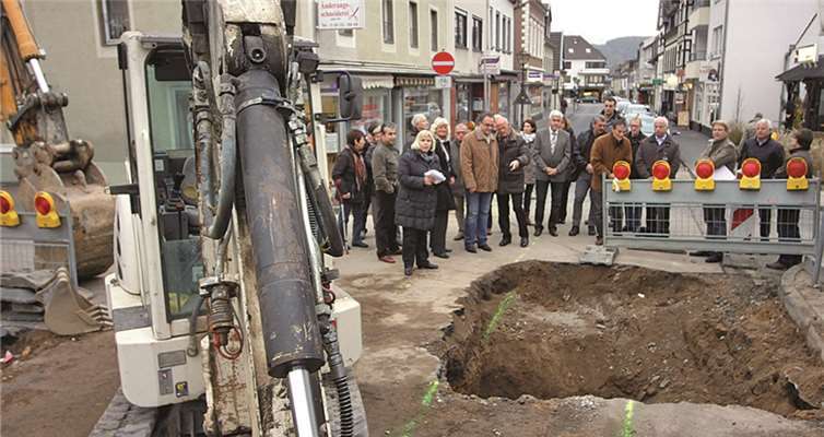 Endlich geht es los! Die Bagger rücken in der unteren Bachstraße an. privat
