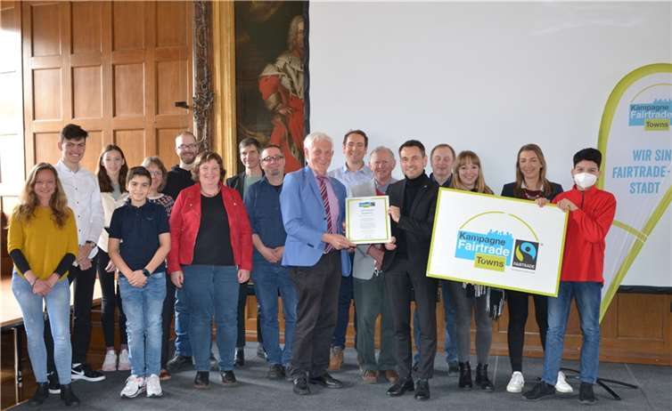 Endlich geschafft: Koblenz ist Fair Trade Stadt - Im kleinen Kreis und toller Atmosphäre übergab Manfred Holz, Ehrenbotschafter von TransFair e.V., die Zertifizierungs-Urkunde an Oberbürgermeister David Langner und die anwesenden Mitglieder der Steuerungsgruppe Fair Trade Stadt Koblenz. Quelle: Stadt Koblenz