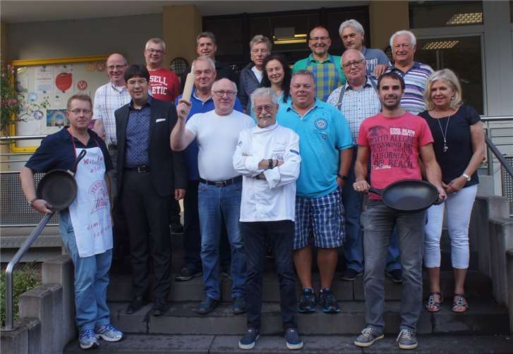 Endlich hat der Kochkurs wieder gestartet! Von links: Christoph Menzenbach, Michael Herwatz, BM M. Mang, Dirk Kreuser, Michael Thomas, Thomas Wolf, R. Brauns-Packenius, Bernd Poos, Dozent A. Russo, G. May VHS, Dirk Vogt, Hauke Walter, Horst Vogt, Franz Spira, Mike Charwat, Heinz Vogt, J. Günther VHS Leitung. Michael Thomas