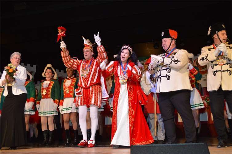 Endlich hatten sie die Bühne der Prunksitzung erobert: Prinzenpaar Prinz Klaus-Jürgen und Prinzessin Bettina. Fotos: AB