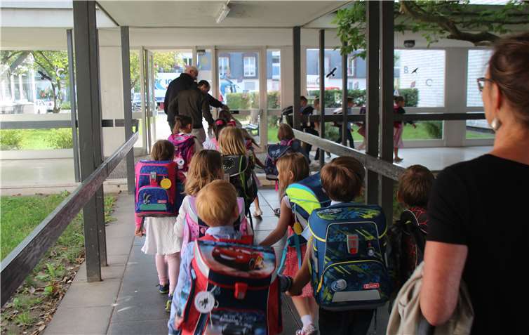 Endlich ist es soweit: Nach der Feier gehen die I-Dötzchen zum ersten Mal in „ihr“ Klassenzimmer.Fotos: KMI