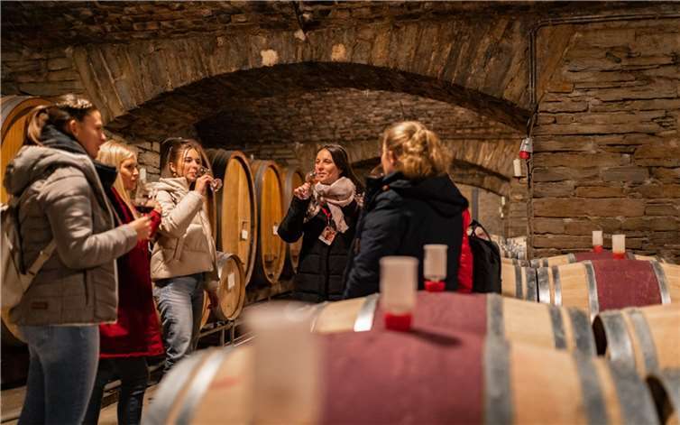 Endlich kann der beliebte Tag der Offenen Weinkeller, welcher jährlich spannende Einblicke hinter die Kulissen der Weinproduktion im Ahrtal gibt, wieder zur gewohnten Saison im Frühjahr stattfinden. Copyright: Ahrtal-Tourismus Max Harrus