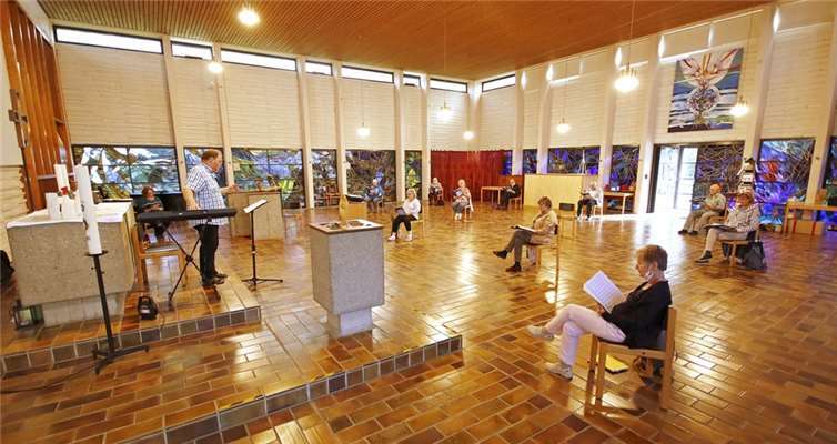 Endlich können die Musiker und Sänger wieder gemeinsam proben. Foto: Rita Steindorf, Selters