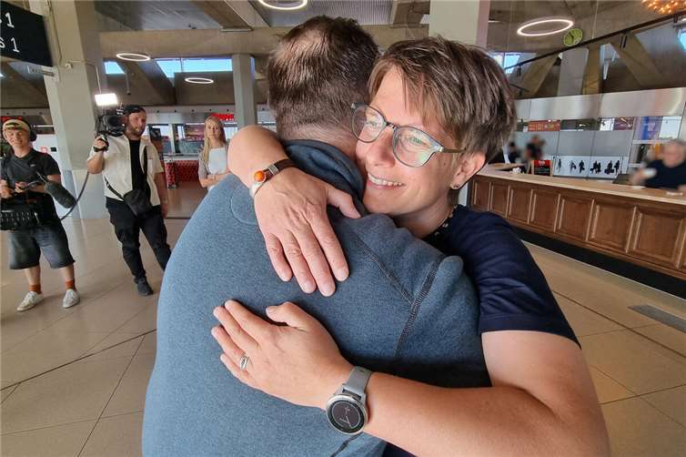 Endlich können sich Tina und Joshua persönlich in die Arme schließen.Fotos: DKMS