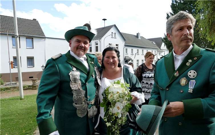Endlich konnte der Schützenkönig im Kreise des Schützenvereins sein Versprechen einlösen.