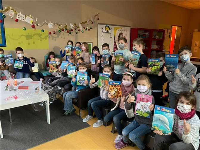 Endlich konnte der Swistbachschule in Heimerzheim eine von den Schülern schon heiß ersehnte Bücherspende übergeben werden. Foto: privat