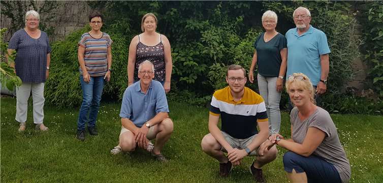 Endlich konnte sich der Vorstand wieder face to face treffen: Bärbel Müller, Frauke Fischer-Engels, Ulrike + Alfred Schneider, Elke + Klaus Schmidt und vorne knieend Annette und Thomas Besseler (v.li.). Foto: privat