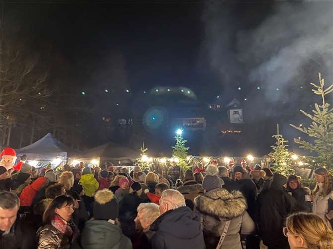 Endlich konnte wieder die traditionelle Nikolausfeier der Pfadfinder stattfinden. Quellen: Pfadfinder Müllenbach