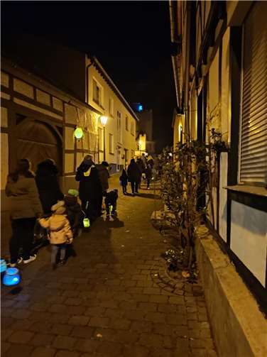 Endlich konnten die Kinder wieder mit ihren Laternen durch Rheinbreitbach ziehen. Foto: privat