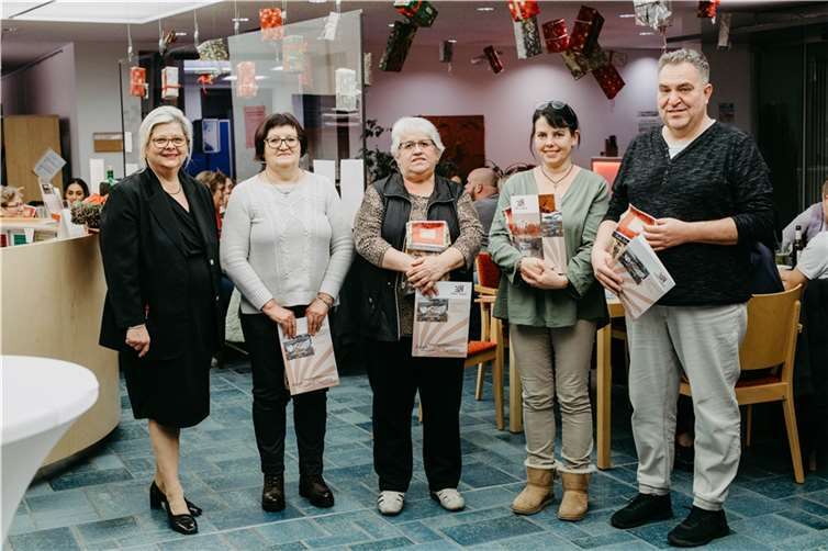 Endlich konnten die Mitarbeitenden des Altenzentrums St. Stephan wieder gemeinsam Weihnachten feiern. Haupt- und Ehrenamtliche wurden für Ihre Mitarbeit von zehn bis 45 Jahre geehrt. Vorstandsvorsitzende Carmen Mitscher ehrte u.a. für 25-jährige Mitarbeit (von links): Carmen Mitscher (Vorstandsvorsitzende der Altenzentrum-Sankt-Stephan-Stiftung), Elvira Hermann, Ella Pflug, Sabine Leiß, Frank Löhr. Foto: privat