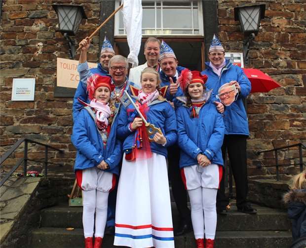 Endlich konnten die Unkeler Jecken den Triumph - den Rathausschlüssel - in den Händen halten.