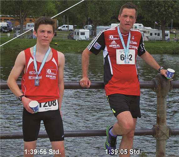Endlich nach 21,1 Kilometern im Ziel - und beide unter 1:40 Stunden: Der Jugendliche Mathias Stabel (links) bei seinem ersten Halbmarathon und Benjamin Bertram.privat
