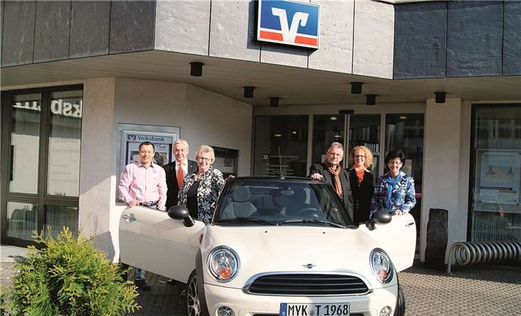 Endlich schönes Wetter: Darüber freuen sich Oswald und Maria Senner sowie die glückliche Eigentümerin Tanja Schneider mit Ehemann Detlef.privat