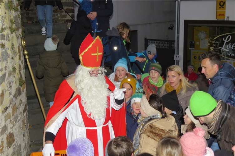 Endlich trat der Heilige Nikolaus auf.