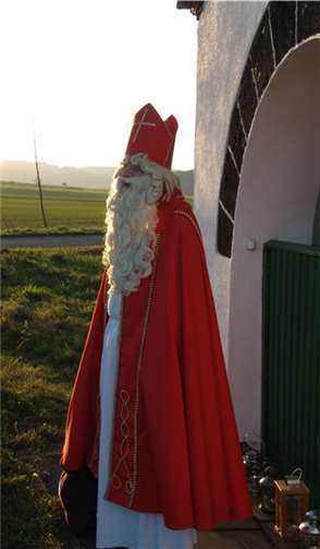 Endlich trat der heilige Nikolaus hinter dem Heiligenhäuschen hervor.