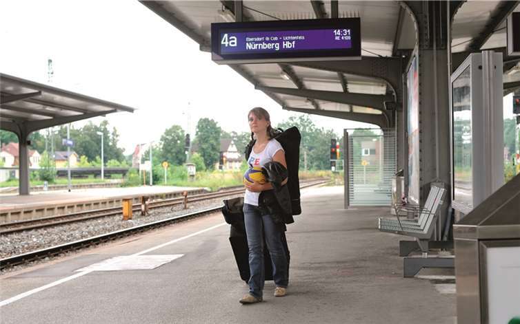 Endlich volljährig: Machen können, was man will. Für viele fällt das mit dem Schulabschluss zusammen. Entweder beginnen junge Erwachsene jetzt eine Berufsausbildung oder ein Studium. Viele ziehen von zu Hause aus. Muss man sich jetzt selbst versichern - über was sollte man nachdenken? privat