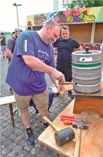 Endlich war der Fassanstich geschafft und Holger Klein konnte Bier zapfen.