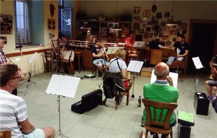 Endlich wieder Musik im Haus am Lindenbaum: Die Musikerinnen und Musiker der Schützenkapelle bei der Probe in Kleingruppen. Foto: privat