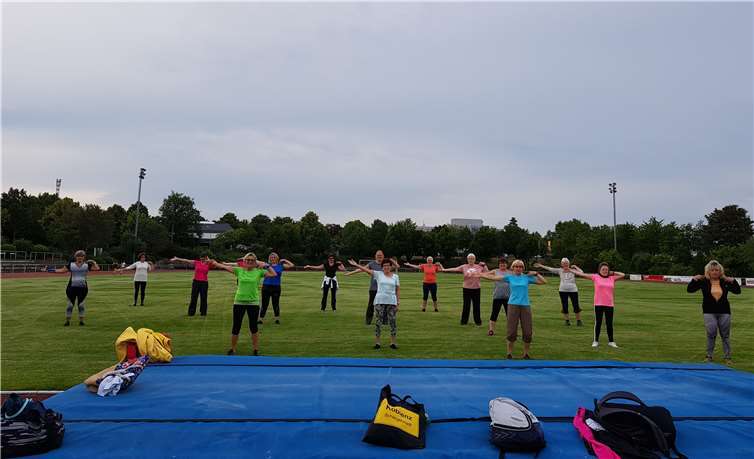 Endlich wieder Sport im Verein. Die Abteilung der Lieben Frauen zeigt sich begeistert über den Trainingsstart im Stadion.Quellen: Turngesellschaft 1888 Polch e.V.