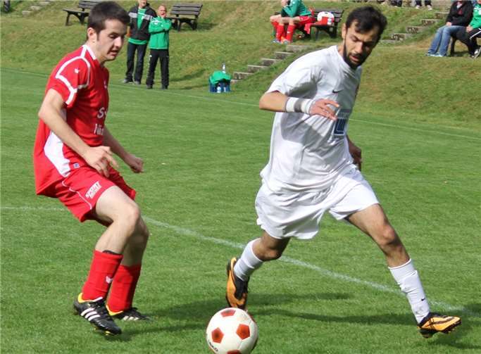 Endlich wieder auf Erfolgskurs ist der TuS Hilgert, hier in Person von Erkan Murtezi gegen den TuS Niederahr. Gegen die Reserve der SG Haiderbach siegten die Rot-Weißen mit 3:1.TH