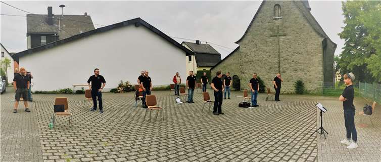 Endlich wieder gemeinsam singen - die 1. Probe der cannibale vocale in Holler. Foto: privat