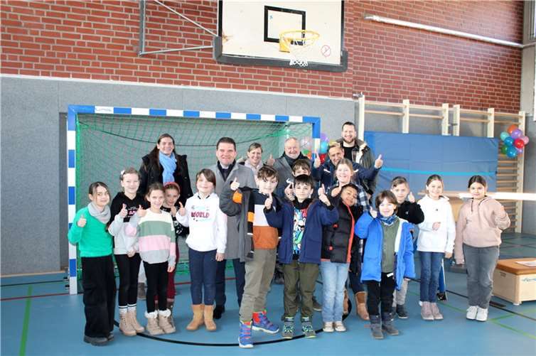 Endlich wieder nutzbare Sporthallen! Darüber freuen sich nicht nur Schüler und Lehrer der EGS und der KGS, sondern auch zahlreiche Meckenheimer Vereine. Von links Corinna Stühm (Leiterin KGS Meckenheim), Bürgermeister Holger Jung, Julia Gahl (Leiterin EGS Meckenheim), Martin Leupold (Vorsitzender Stadtsportverband Meckenheim), Gilberto Diaz (Fachbereich Gebäudemanagement), Moritz Bechtel (Fachbereich Bildung, Kultur und Sport) sowie Dritt- und Viertklässler der EGS und der KGS Meckenheim. Foto: DU