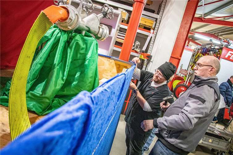 Endspurt ist beim Wagenbau in Nentershausen angesagt, wie hier bei der Freiwilligen Feuerwehr. Am Samstag, 22. Februar, steigt in der Westerwaldgemeinde der große Nachtumzug zum Jubiläum des Möhnenclub Klatschmohn. Foto: Andreas Egenolf