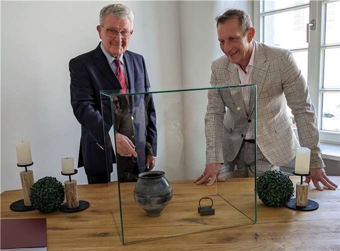 Ene 2000 Jahre alte so genannte Schwarzurne sowie ein Armreif werden Teil der Dauerausstellung.  Foto: privat