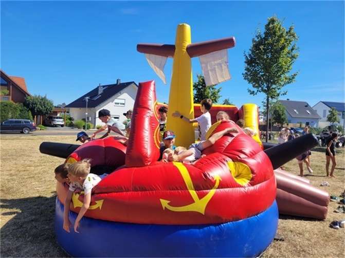 Ene Hüpfburg stellte dem Motto entsprechend ein Piratenschiff dar.