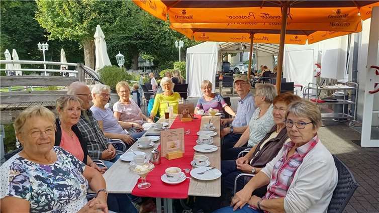 Energie tanken für den Rückweg: Rast mit Kaffee, Eis und Kuchen. Quelle: plus/minus 60 aktiv