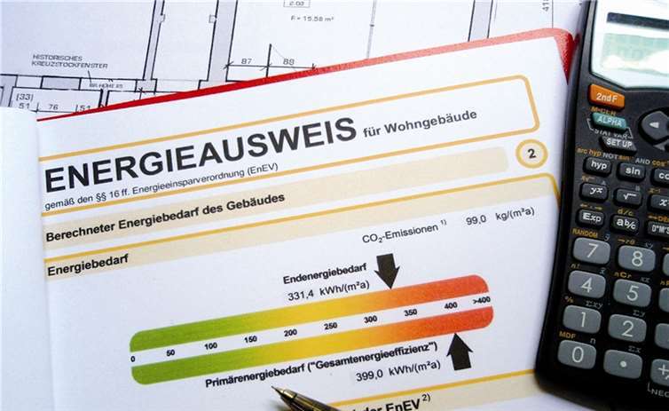 Energieausweis für Wohngebäude - die Pfeile sollten in den grünen Bereich zeigen. ehuth / pixelio.de